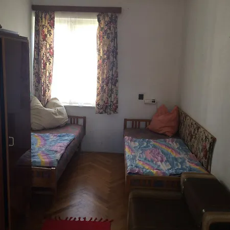 Bor & Breakfast Hostel *