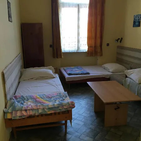 Bor & Breakfast Hostel *