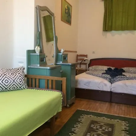 Bor & Breakfast Hostel