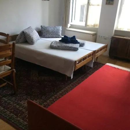 Bor & Breakfast Hostel